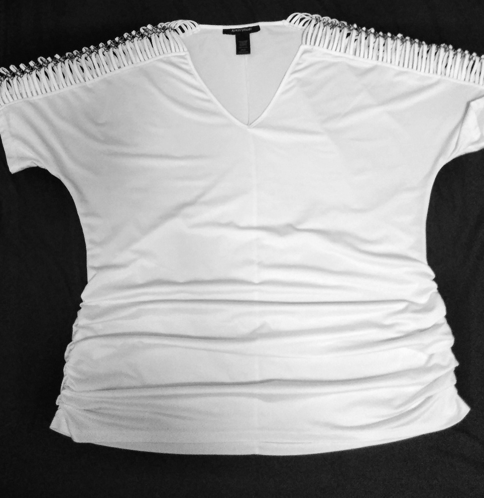 ✔️Like new!!🌼V-neck,chained shoulder blouse